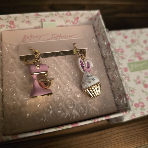 Betsey JohnsonSpring Bunny Cupcake Mismatch Drop Earrings - Picture 12 of 14